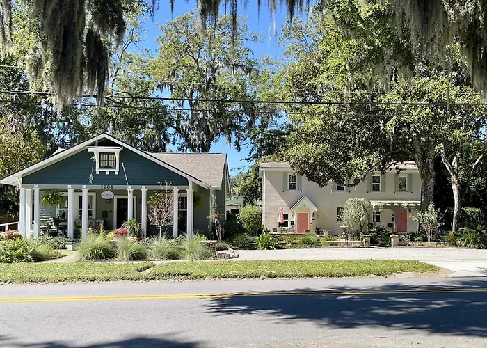 Magnolia Court Suites